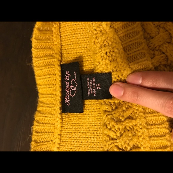Xs mustard sweater - Picture 2 of 2